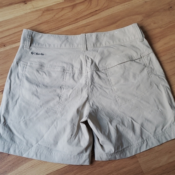Columbia omni shield advanced repellency khaki tan shorts Size 6 - Picture 2 of 9
